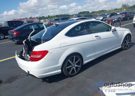 2015 Mercedes-Benz C 250 из США, поврежденный, VIN WDDGJ4HB4FG410766